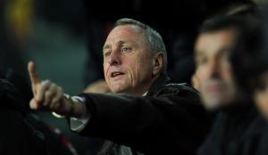 BARCELONA, SPAIN - DECEMBER 22: Head coach Johan Cruyff of Catalunya gestures to his players during the international friendly match between Catalunya and Argentina at the Camp Nou stadium on December 22, 2009 in Barcelona, Spain. Catalunya won the match 4-2. (Photo by Jasper Juinen/Getty Images)